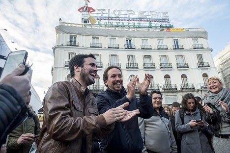 Den nya vänsterkoalitionen Unidos Podemos förseglades symboliskt vid Puerta del Sol endast dagar före femårsjubiléet av missnöjesrörelsens uppståndelse. Foto: Podemos