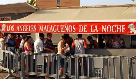 Behövande köar för mat vid en soppkök i Málaga.
