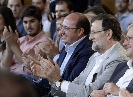 Pedro Antonio Sánchez intill PP-ledaren Mariano Rajoy.
