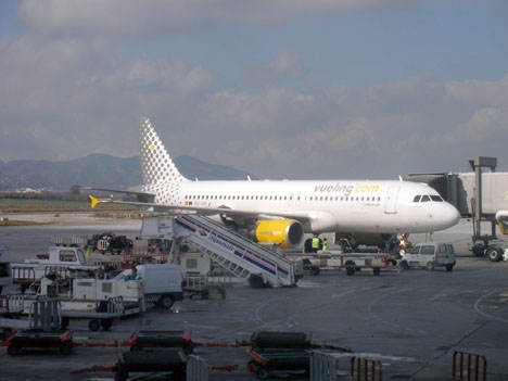 Flygplanet som tvingades nödlanda tillhör det spanska bolaget Vueling.