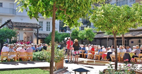 Sommarandakterna har spelats in utomhus i pation till Edificio Tres Coronas, i Fuengirola. Foto: Svenska kyrkan på Costa del Sol