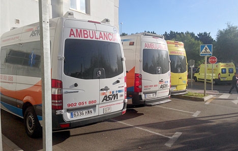 På bilden syns dubbelt så många ambulanser som de som offentligvården har att tillgå för utryckningar i Estepona med omnejd.