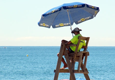 Jobbet som strandvakt inkluderar betydligt fler risker än man kanske kan föreställa sig.