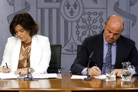 Vice regeringschefen Soraya Sáez de Santamaría och finansministern Luís de Guindos.  Foto: La Moncloa - Gobierno de España
