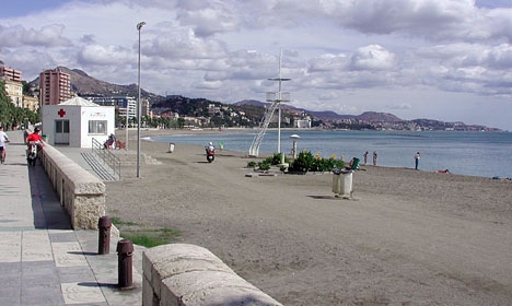 De danska studenterna badade vid stranden i La Malagueta när två män försökte stjäla deras tillhörigheter.