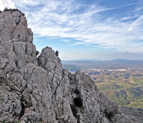 De tre fornlämningarna i Antequera från neolitisk tid samt bronsåldern samspelar med den unika omgivningen, bestående av bland annat bergsmassivet El Torcal, från vilket bilden är tagen.