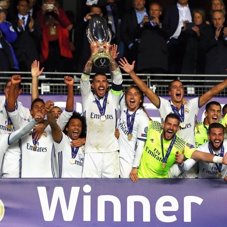 Real Madrids lagkapten Sergio Ramos lyfter supercup-bucklan i Trondheim. Foto: Facebook