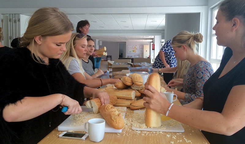 Ett 20-tal gymnasieelever deltog i våras i verksamheten, som humanitärt hjälpprojekt. Svenska kyrkan återupptar hjälpen på nytt från september och välkomnar både unga och gamla att deltaga samt uppleva gemenskap och solidaritet. Foto: Svenska kyrkan