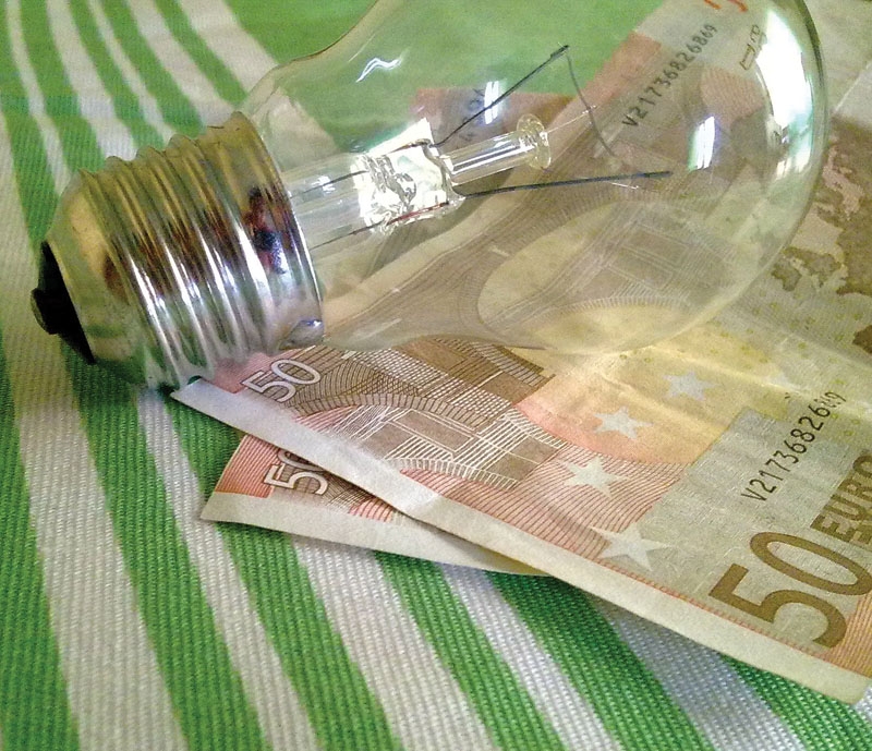 Det är nästan omöjligt att komma åt energiproducenterna, inte bara i Spanien. Det går dock att spara en hel del pengar genom att minska sin eneriförbrukning med några enkla grundprinciper.