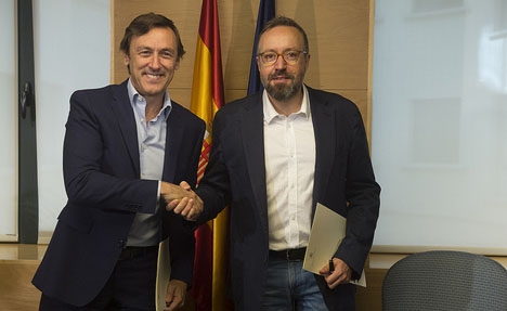 PP:s talesman i parlamentet Rafael Hernando och Juan Carlos Jirauta från Ciudadanos undertecknade de sex punkterna.