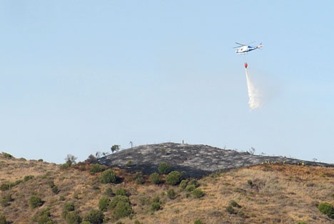 Tre helikoptrar samt markarbetare lyckades släcka branden inom en timme.