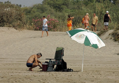 Strand, parasoll och en kylväska gör susen när även september bjuder på värmebölja i Sydspanien.