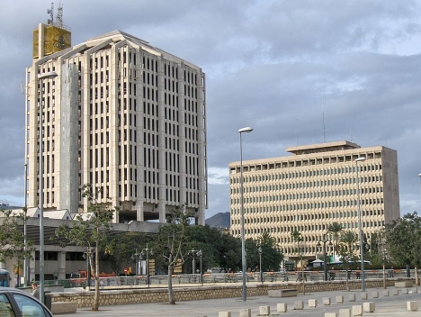 Postverkets gamla huvudkontor i Málaga (till vänster) är liksom skattebyggnaden från Francotiden. Foto: Tyk/Wikimedia Commons