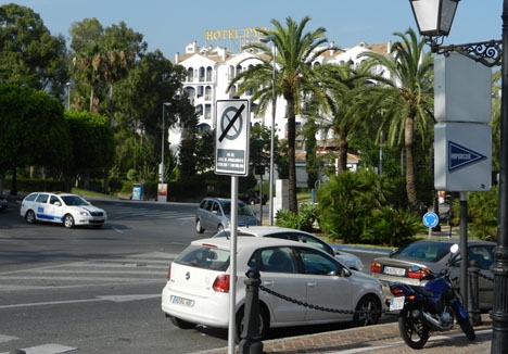 Händelsen inträffade vid Avenida José Banús, som leder in till den kända fritidshamnen i Marbella.