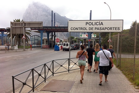 Spanien öppnar dörren för att eventuellt slopa gränsen till Gibraltar, om klippan accepterar delat herravälde.
