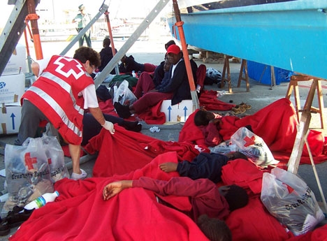 Spanska röda korset är de första att omhänderta flyktingarna, vid ankomst till kusten. Foto: Cruz Roja