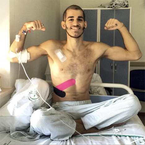 Pablo Ráez på sjukhuset Carlos Haya i Málaga. Foto: Instagram