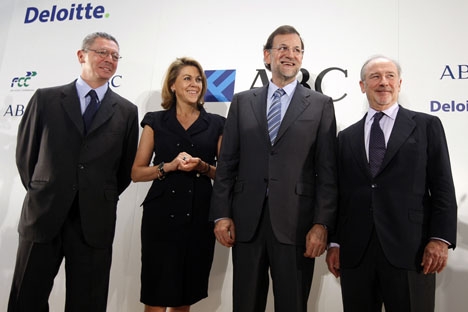 Tidigare ministerkollegorna Mariano Rajoy och Rodrigo Rato, till höger. Rato idag på de åtalades bänk i Bankia-rättegången och Rajoy på väg att bli omvald som regeringschef.