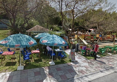 Serveringen vid lekparken i Torrequebrada som rammades av olycksbilen. Foto: Google Maps