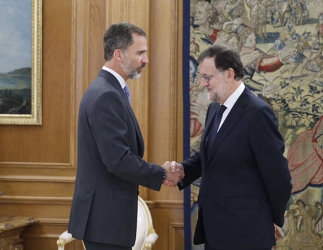 För tredje gången har kung Felipe tilldelat en kandidat uppgiften att bilda regering och för andra gången är det Rajoy som antar utmaningen. Foto: Casa Real