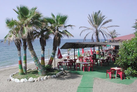 Ett 20-tal strandrestauranger i Marbella bryter på olika sätt mot de gällande bestämmelserna och flera av dem måste rivas i sin helhet.