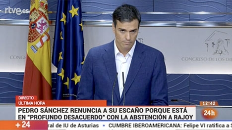 En rörd Pedro Sánchez annonserade 29 oktober att han avgår som parlamentsledamot för att undvika att släppa fram Rajoy och för att inte behöva gå emot partistyrelsens direktiv. Foto: RTVE