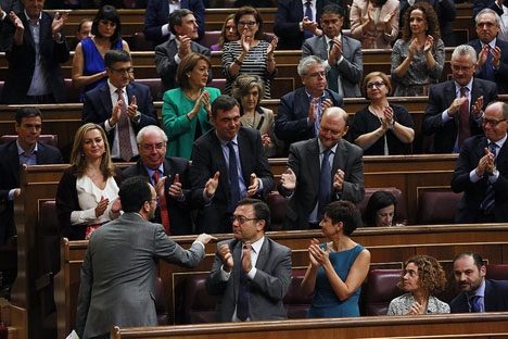 I parlamentsdebatten och den första omröstningen 27 oktober var Pedro Sánchez inte på humör att varken applådera eller resa sig upp med sina partikamrater.