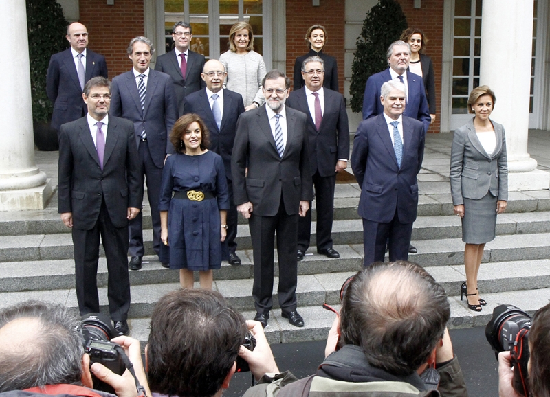 Den nya regeringen höll sitt första ministermöte 4 november, med traditionell fotografering vid trappan till presidentpalatset la Moncloa.