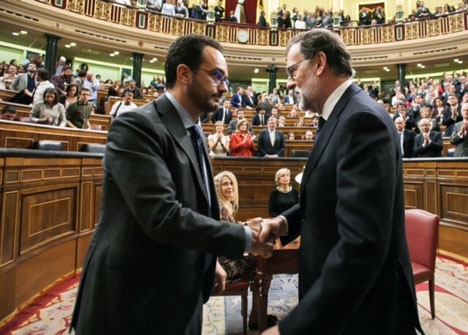 PSOE valde att släppa fram Rajoy till makten för att undvika ett nyval.