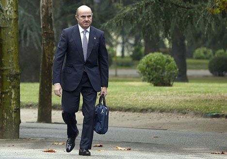 Den omvalde finansministern Luís de Guindos lovar minimala åtstramningar.