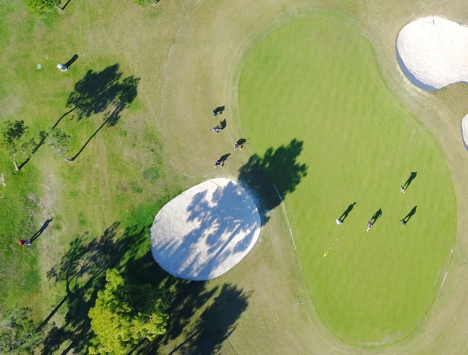 Richard Björkman styr Sydkustens drone av senaste modell, som tar spektakulära flygbilder på golfbanan.