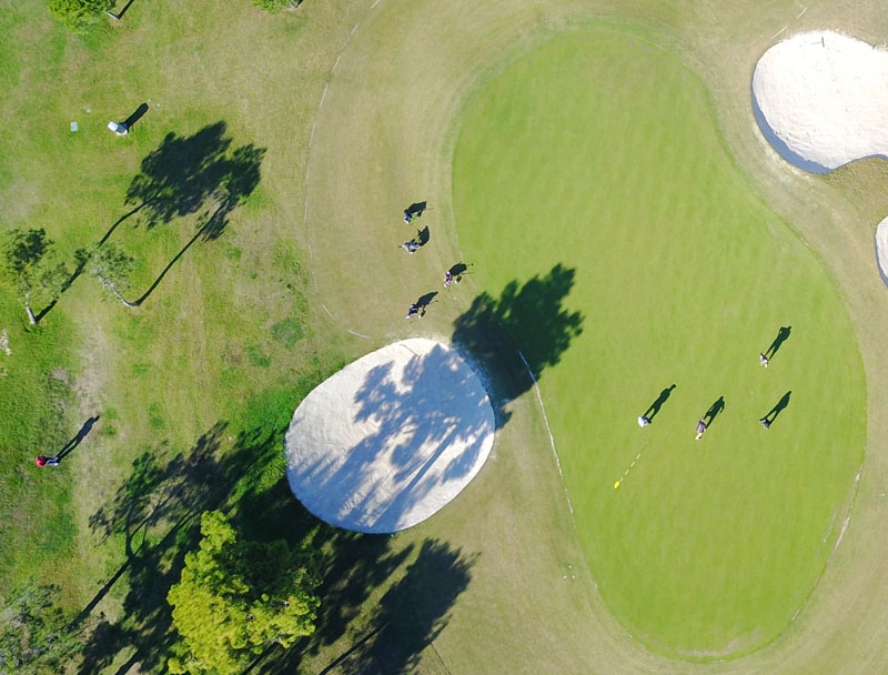 Richard Björkman styr Sydkustens drone av senaste modell, som tar spektakulära flygbilder på golfbanan.