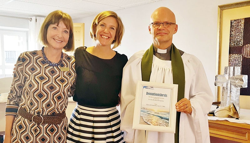 Swea Marbellas Eva Roman med Lena Ottosson och Mikael Jönsson från Svenska kyrkan, med donationsbeviset. Foto: Svenska kyrkan