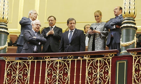 Ordföranden i PSOE:s interimsstyrelse Javier Fernández (mitten) ser måttligt road ut på läktaren i parlamentet.
