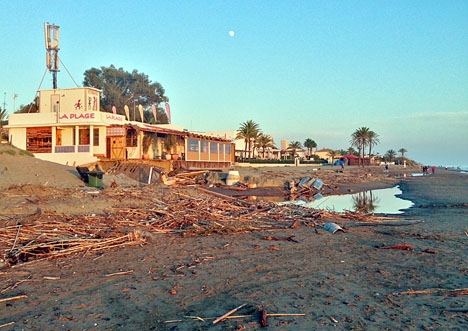 Drygt en vecka efter skyfallet är skadorna på stranden i Las Chapas fortfarande tydliga.