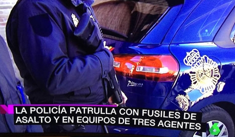 Det tillhör inte vanligheterna att spanska poliser patrullerar med tunga vapen synligt. Foto: La Sexta