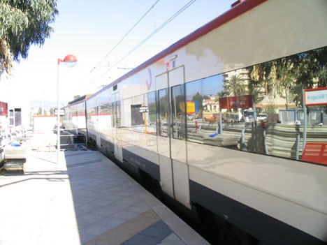 Málagas borgmästare Francisco de la Torre menar att om förlängningen av kusttåget inte blivit verklighet får man finna en alternativ lösning som når till Marbella.