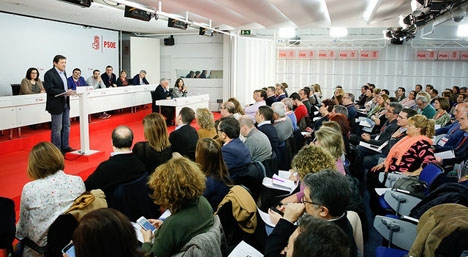 Vid PSOE-stämman 14 januari beslöts att vänta med att utse ny partiledare till maj, då det ska hållas primärval.