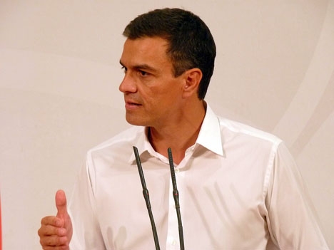 Pedro Sánchez ställer upp igen för partiledarposten, trots minskat internt stöd. Foto: PSOE Extremadura/Wikimedia Commons