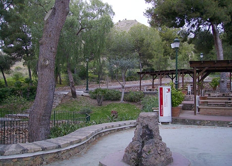 Den oinvigda botaniska trädgården ligger i direkt anslutning till Nerjagrottorna. Foto: Luzzyacentillo/Wikimedia Commons