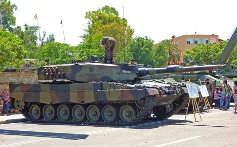 Det är första gången Spanien skickar stridsvagnar av typen Leopard på utlandsuppdrag. Foto: Outisnn/Wikimedia Commons