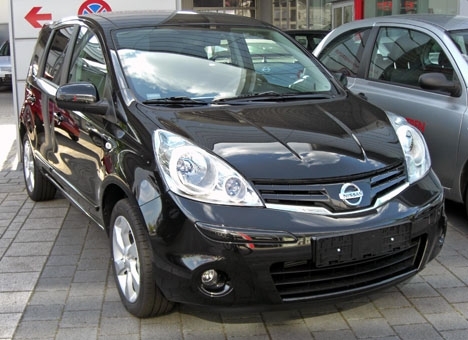 Föraren hade hyrt en svart Nissan Note och är tills vidare villkorligt frigiven.