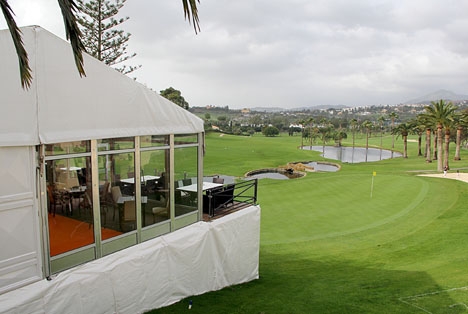 Gäster på Los Naranjos Golf serveras i ett tillfälligt tält vid 18:es green, medan renoveringen pågår.