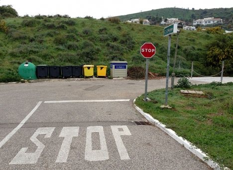 Tydligt markerad stopplikt i en vänsterkurva (vägen till höger är avstängd) där det varken finns korsande eller mötande trafik (övre Calahonda - Mijas-Costa).