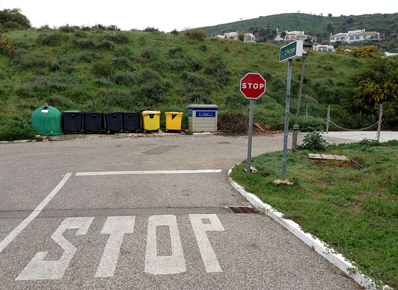 Tydligt markerad stopplikt i en vänsterkurva (vägen till höger är avstängd) där det varken finns korsande eller mötande trafik (övre Calahonda - Mijas-Costa).