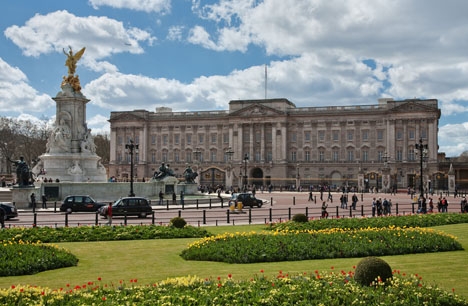 Spanska kungaparet ska inhysas i Buckingham Palace, som drottning Elizabeths gäster. Foto: Diliff/Wikimedia Commons