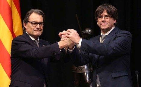Artur Mas, till vänster, med sin efterträdare som regionalpresident Carles Puigdemont.