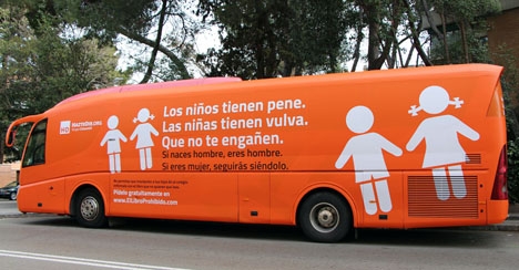 Den kontroversiella kampanjbussen förnekar att barn kan ha en annan sexuell identitet än den kropp de föds med. Foto: HazteOir.org