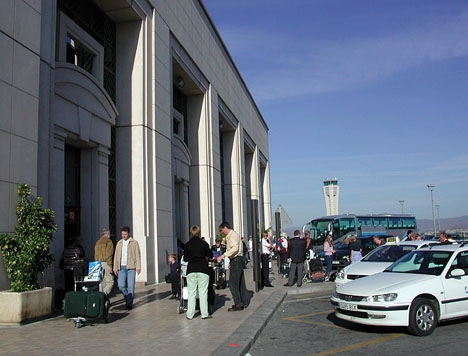 Sedelbunten bytte händer utanför Terminal 2 på Málaga flygplats.