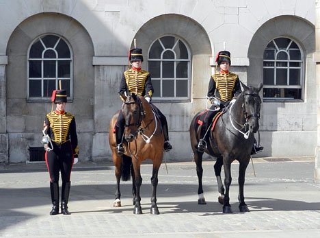 Hedersvakterna i London får vänta ytterligare en stund på spanska kungaparet.